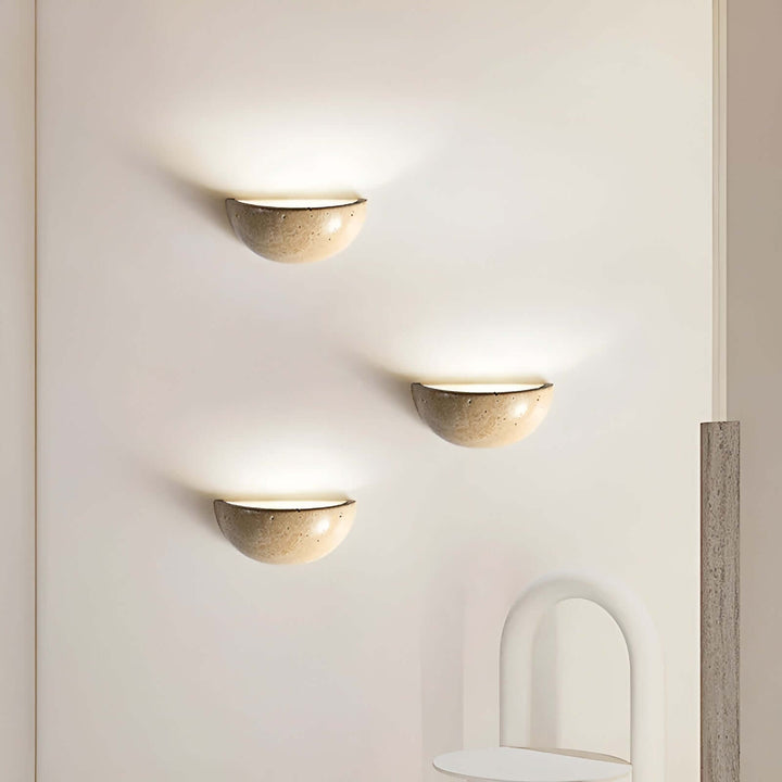 Halbrunde Stein-Wandleuchte mit LED, Wabi-Sabi Stil