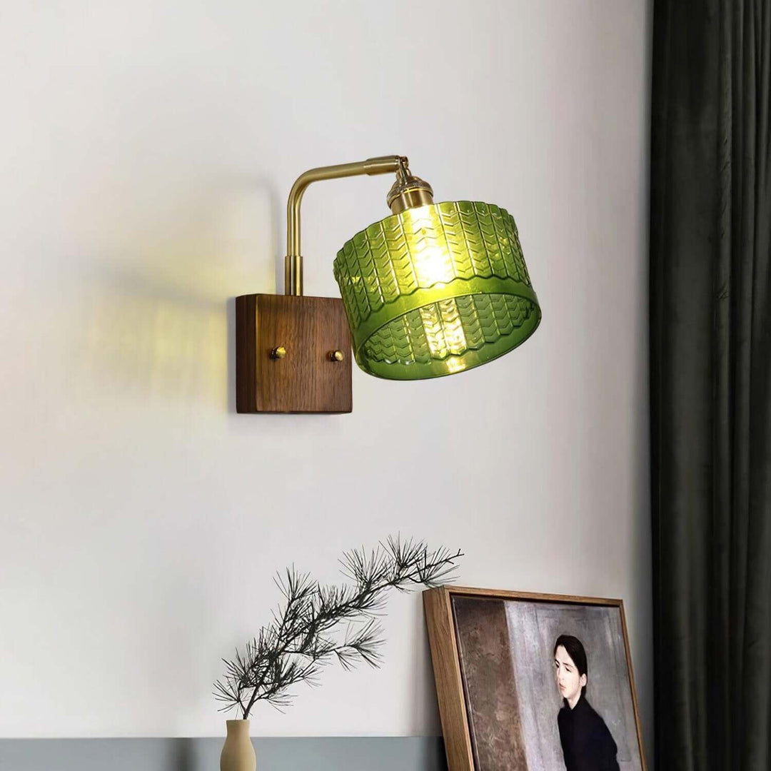 Rustikale Wandleuchte mit grünem Glasschirm