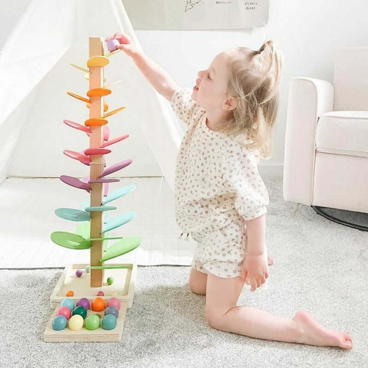Interaktiver Regenbogen-Murmelturm