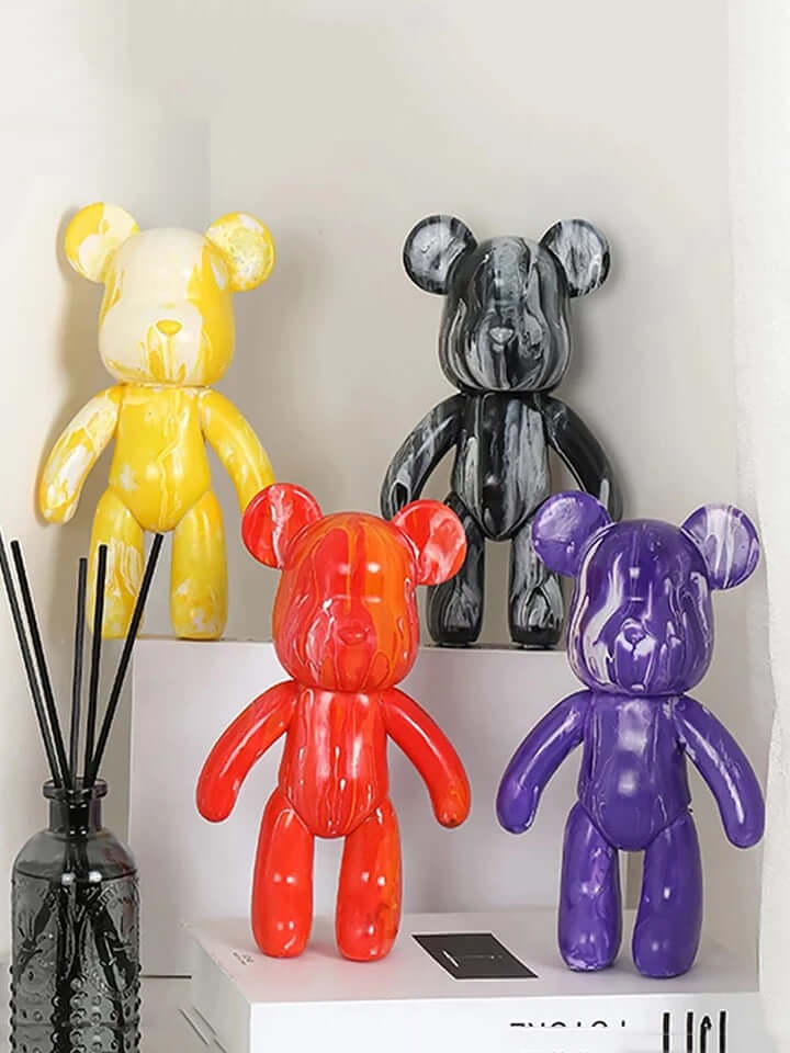 Handbemalter Deko-Bär - Farbenfrohe Wohnraumgestaltung