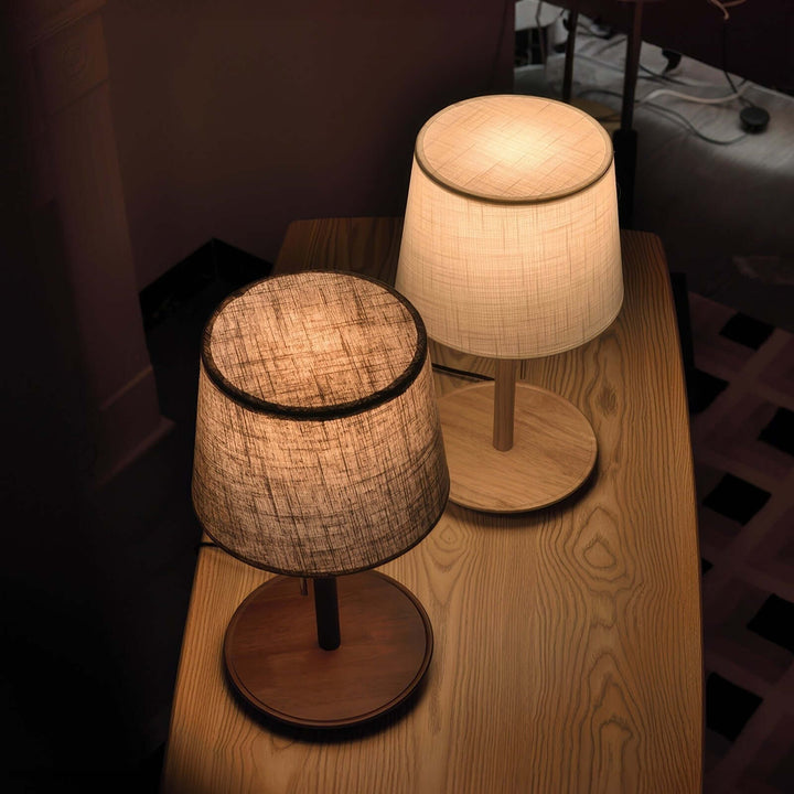 Lampe de table design en bois de noyer avec abat-jour en tissu