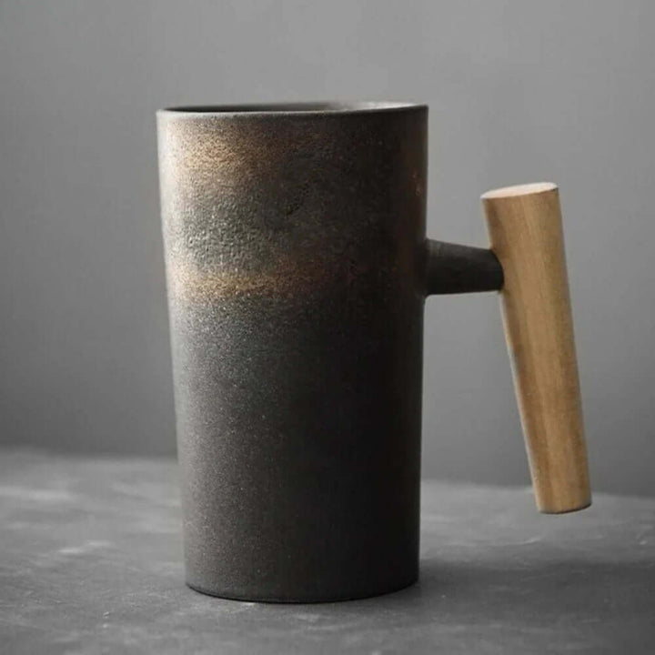 Skandinavische Keramiktasse mit Holzgriff