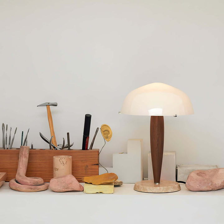Lampe de table design avec base en noyer