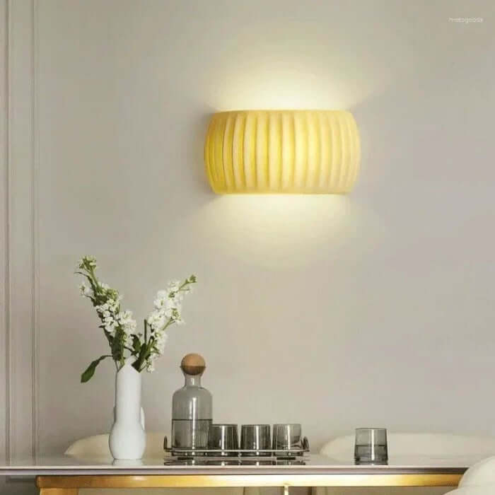 Gerippte Harz Wandleuchte Art Deco Stil