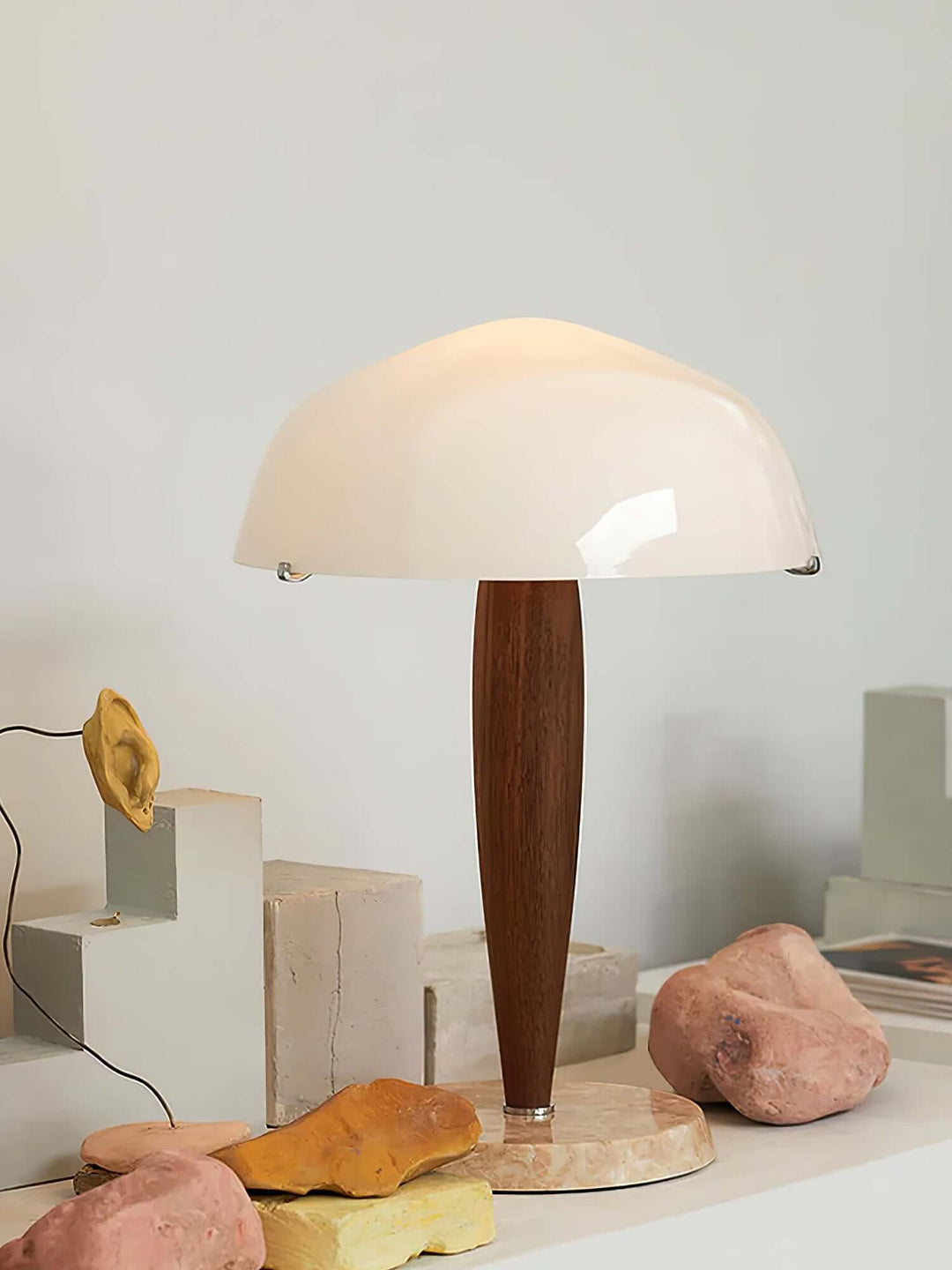 Lampe de table design avec base en noyer
