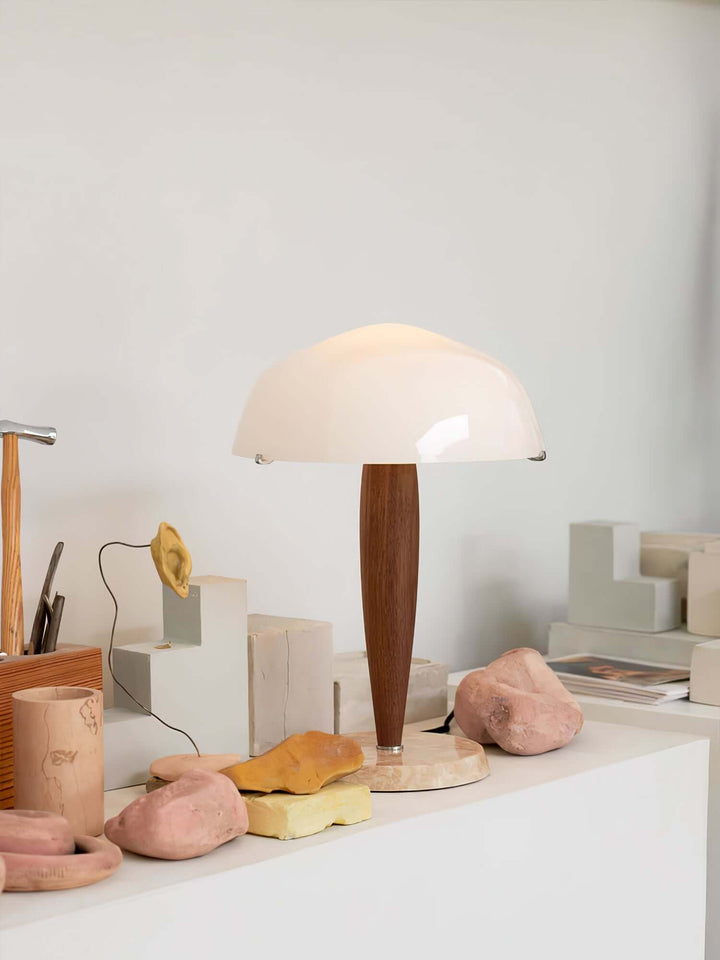 Lampe de table design avec base en noyer