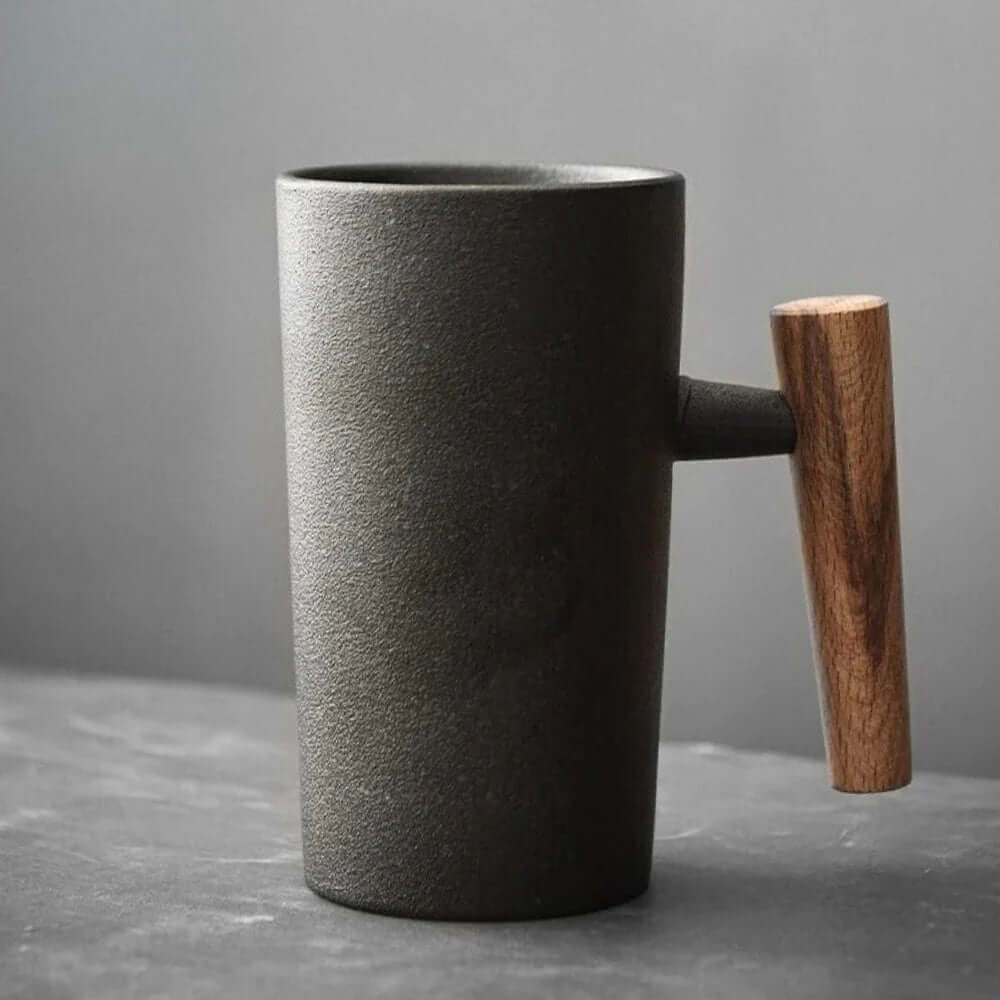 Skandinavische Keramiktasse mit Holzgriff