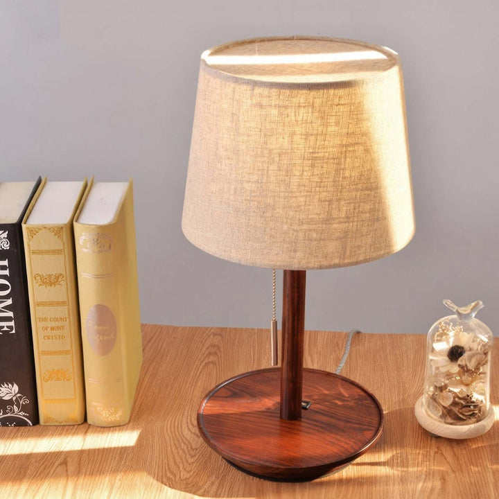 Lampe de table design en bois de noyer avec abat-jour en tissu