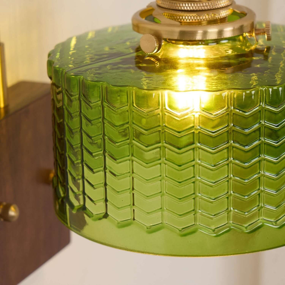 Rustikale Wandleuchte mit grünem Glasschirm