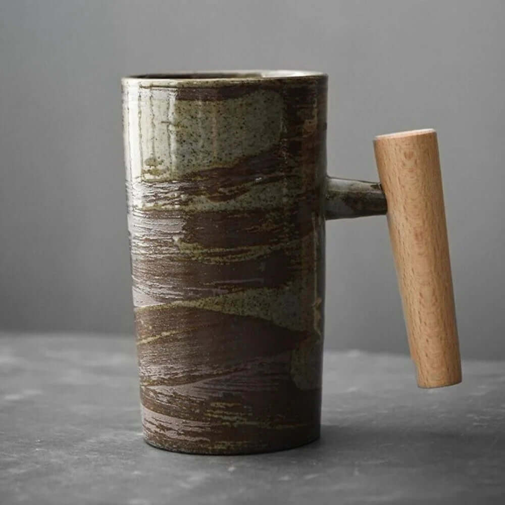 Skandinavische Keramiktasse mit Holzgriff