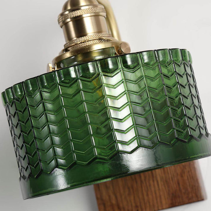 Rustikale Wandleuchte mit grünem Glasschirm