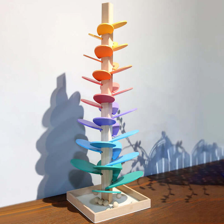Interaktiver Regenbogen-Murmelturm