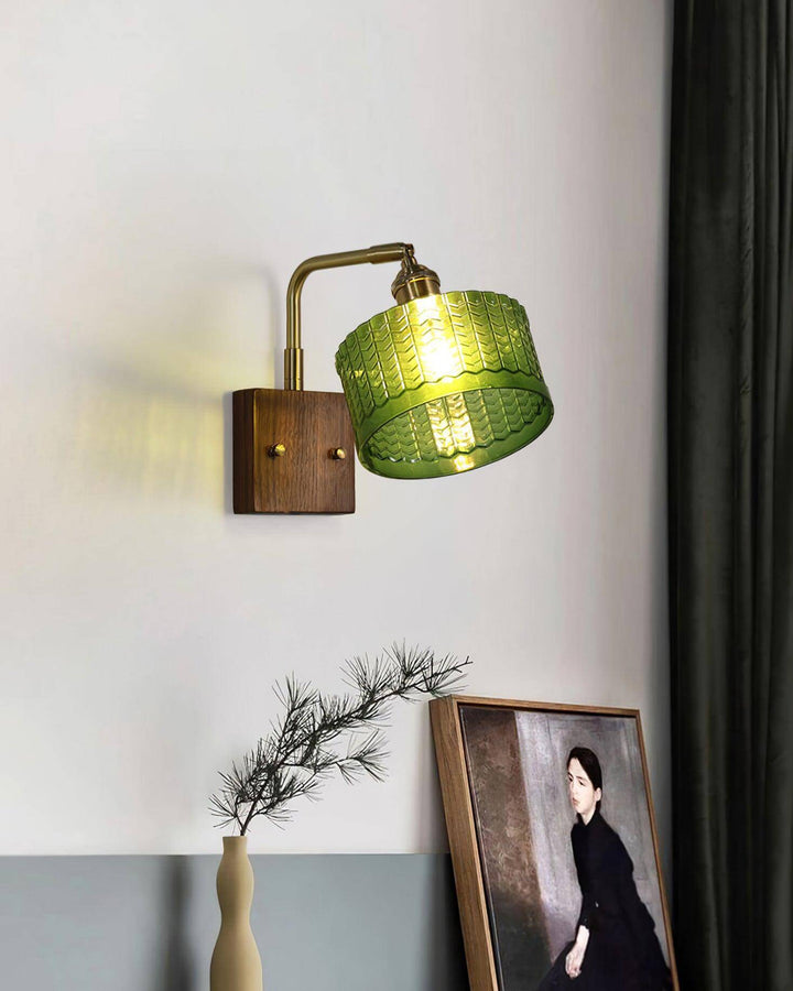 Rustikale Wandleuchte mit grünem Glasschirm