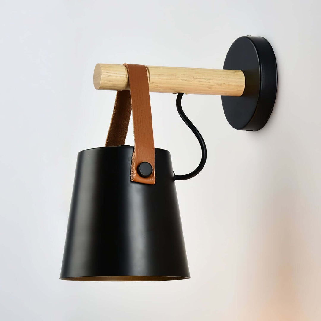 Konische Holz-Wandleuchte