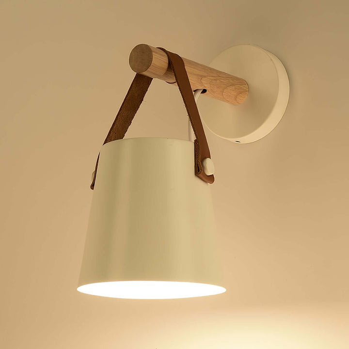 Konische Holz-Wandleuchte