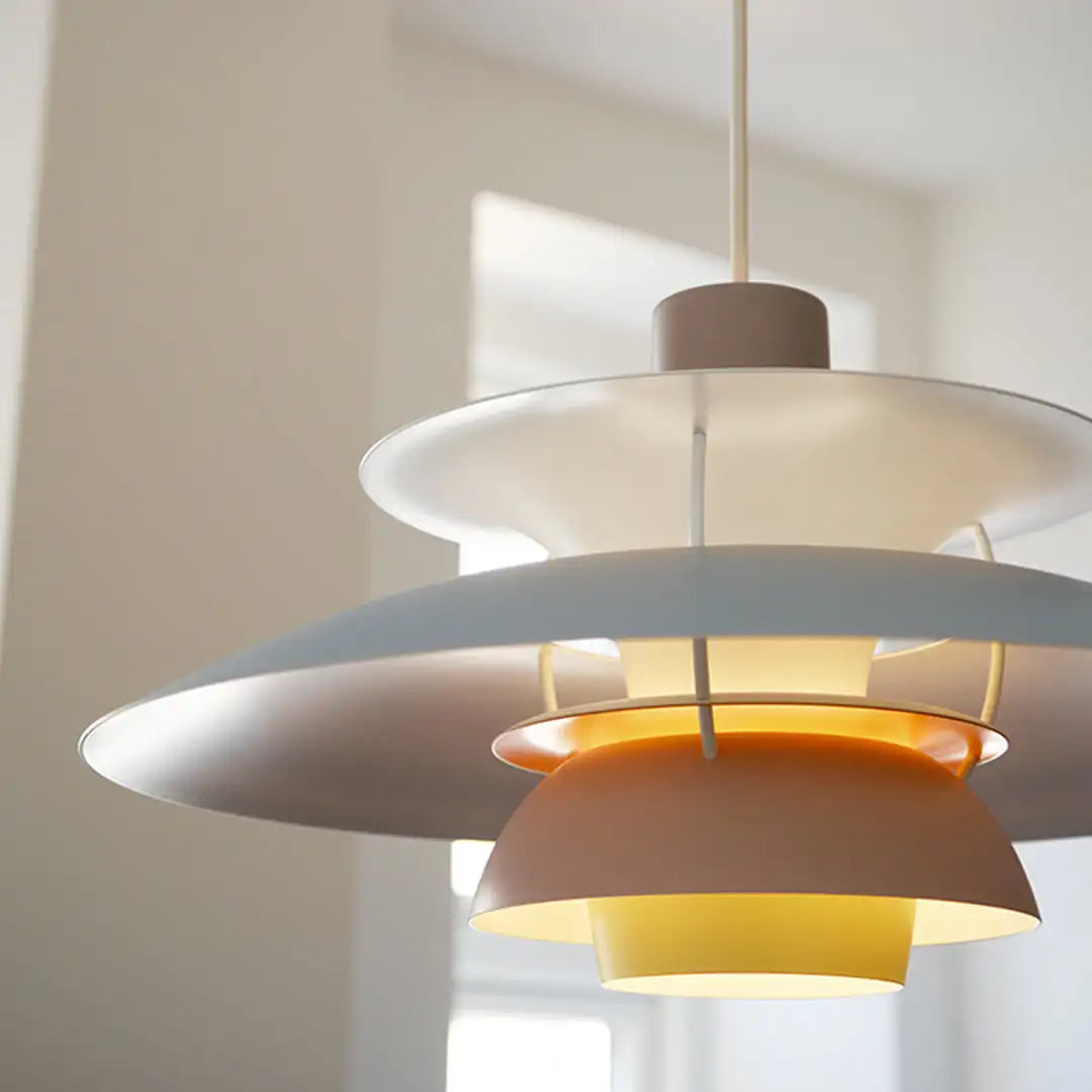 "AeroLux runde Deckenlampe, modernes Design, LED dimmbar, in Blau, inspiriert von futuristischer Eleganz."