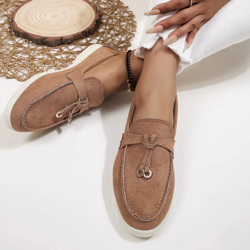 Alt: Elegante Damen Halbschuhe, flach und in vielseitigen Farben, ideal für Alltag und Wanderungen, rutschfeste Sohle.