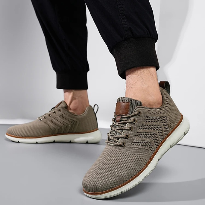 "Atmungsaktive Herren Sneaker, leicht, Mesh-Einsätze, ideal für Sport und Alltag, bietet Komfort und Stil in Schwarz."
