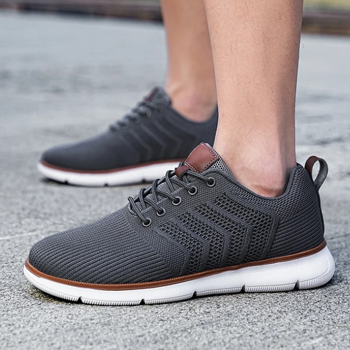 "Atmungsaktive Herren Sneaker, leicht, Mesh-Einsätze, ideal für Sport und Alltag, bietet Komfort und Stil in Schwarz."