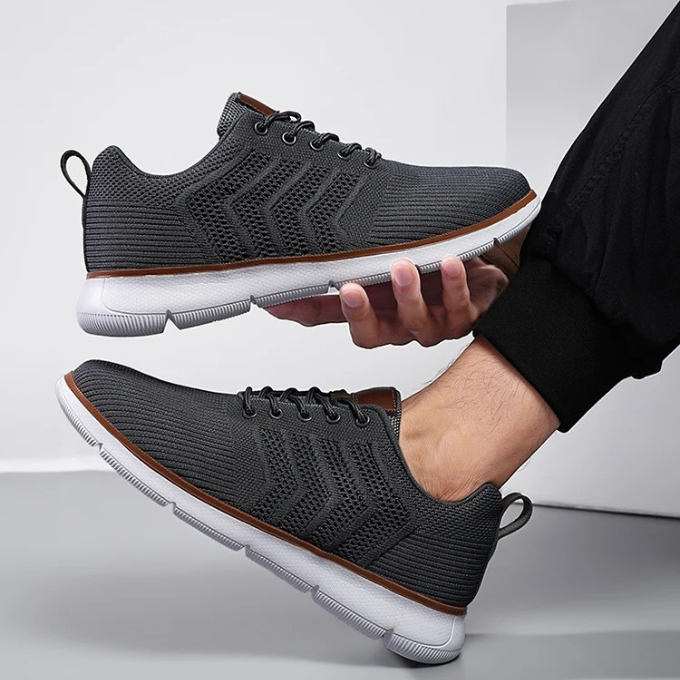 "Atmungsaktive Herren Sneaker, leicht, Mesh-Einsätze, ideal für Sport und Alltag, bietet Komfort und Stil in Schwarz."