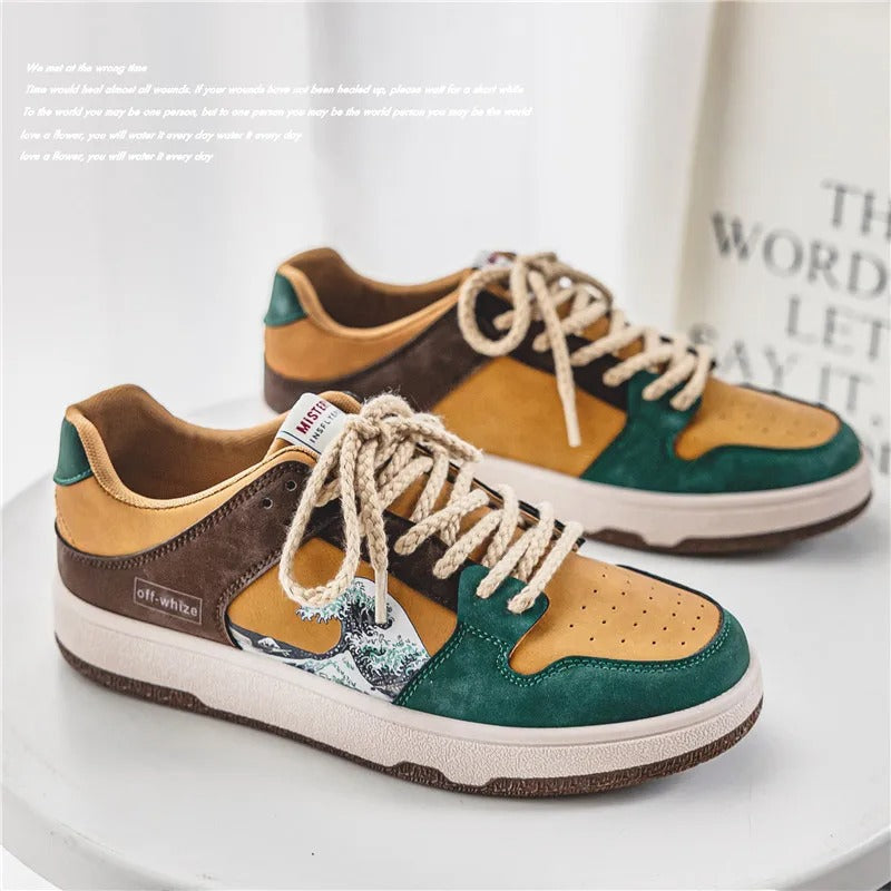 "Auffällige weiße Sneakers mit blauem Wellendesign, ideal für Komfort und Stil im Alltag oder beim Sport."