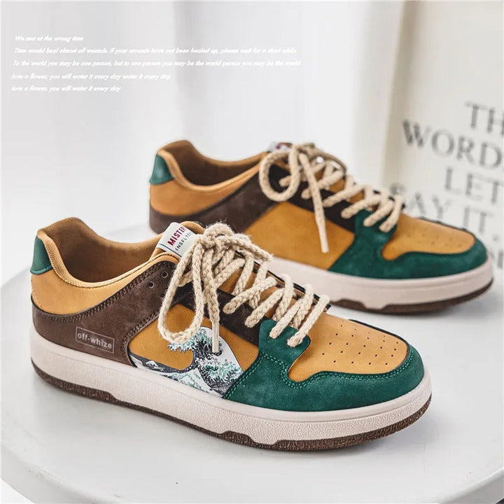 "Auffällige weiße Sneakers mit blauem Wellendesign, ideal für Komfort und Stil im Alltag oder beim Sport."