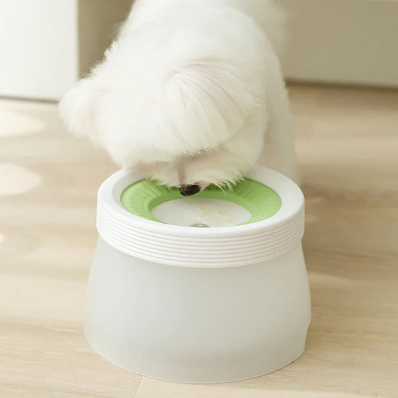 "Auslaufsicherer, rutschfester Hunde Trinknapf, modern und stilvoll, ideal für stressfreies Trinken und einfache Reinigung."
