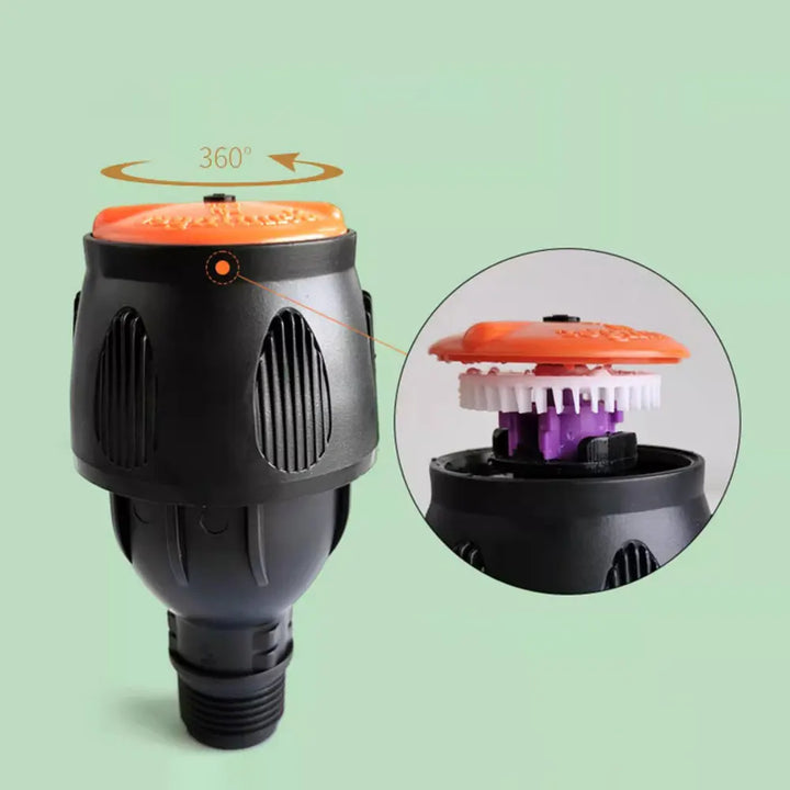 "Automatischer rotierender Gartensprinkler mit Stativ und flexiblem Sprühmechanismus im Garten platziert"