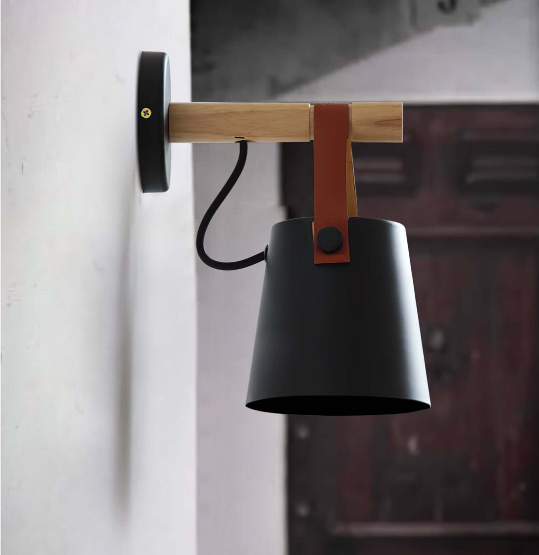 Konische Holz-Wandleuchte