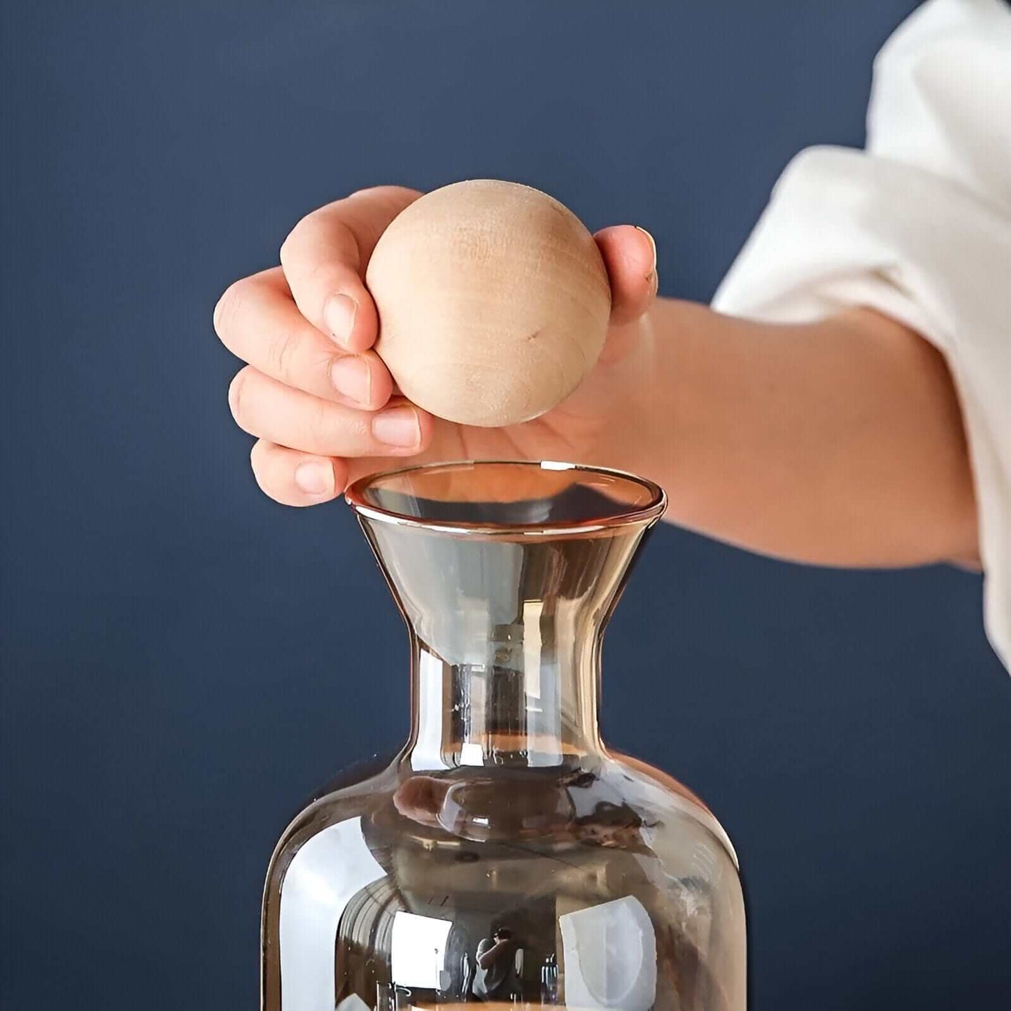Élégante carafe en verre avec couvercle en bois