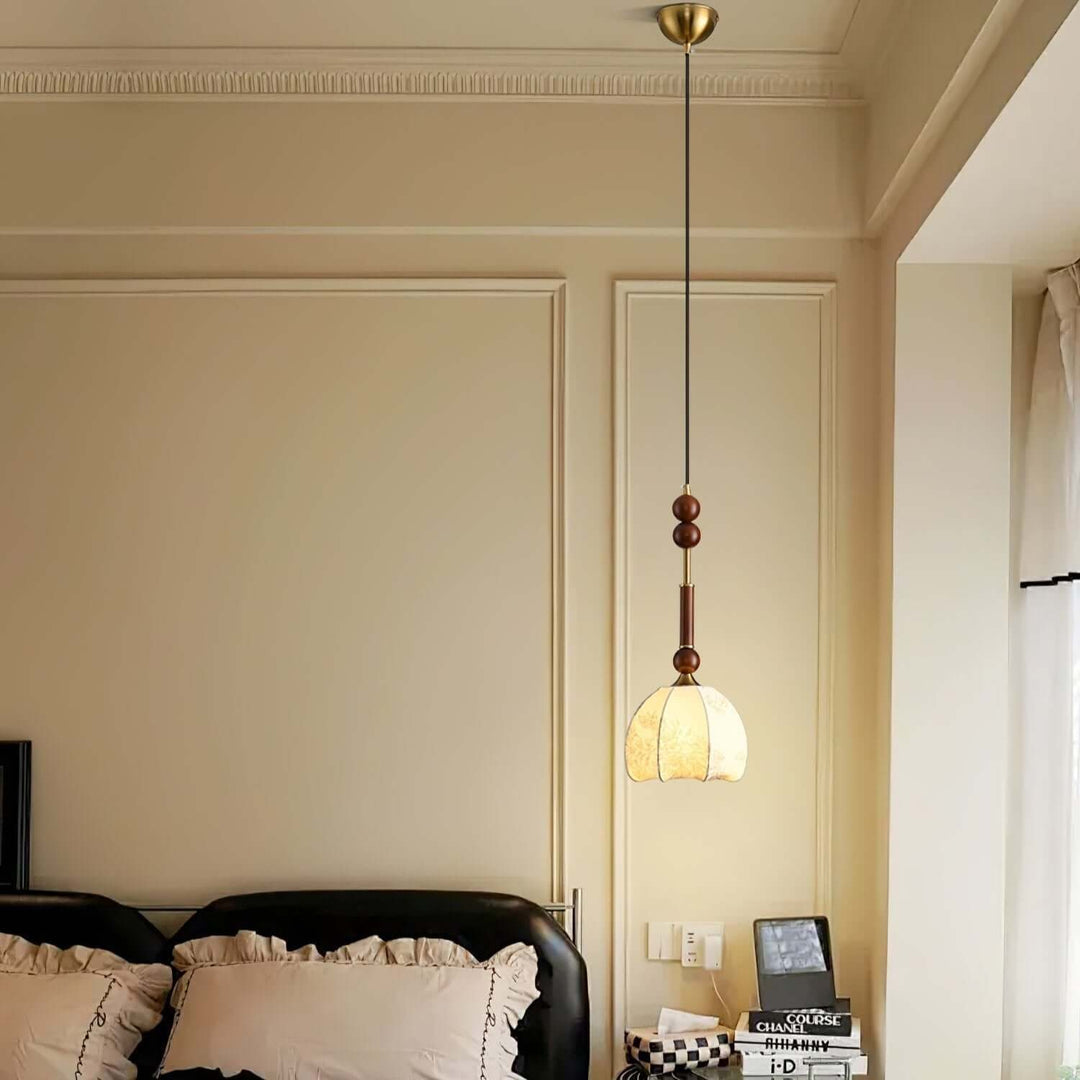 Elegante Pendelleuchte mit Glaslampenschirm