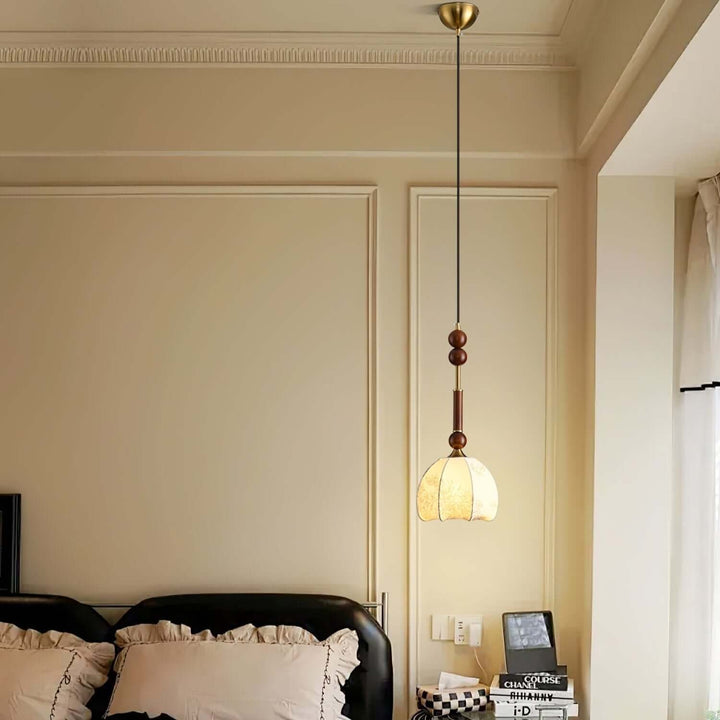 Elegante Pendelleuchte mit Glaslampenschirm
