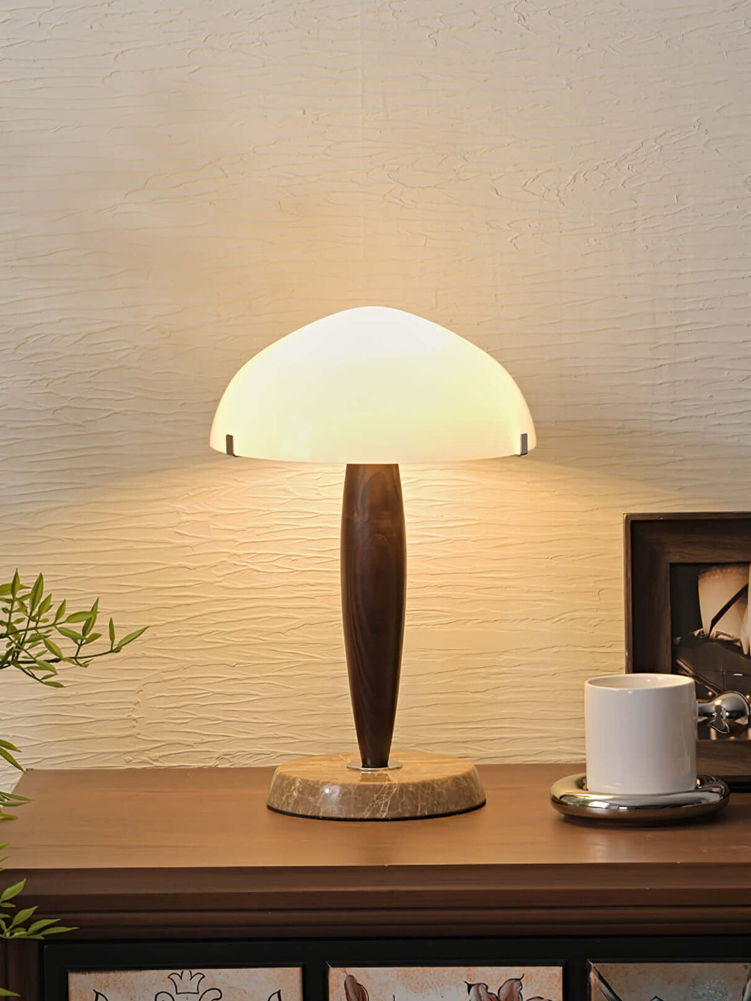 Lampe de table design avec base en noyer