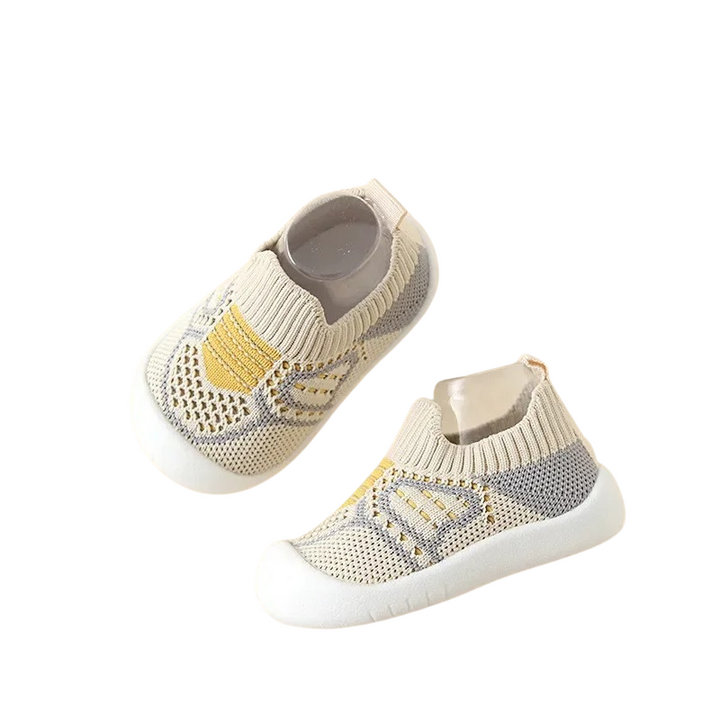 "Babyschuhe mit atmungsaktivem Material, flexibler Sohle und stylischem Design in süßen Farben, ideal für Kleinkinder."