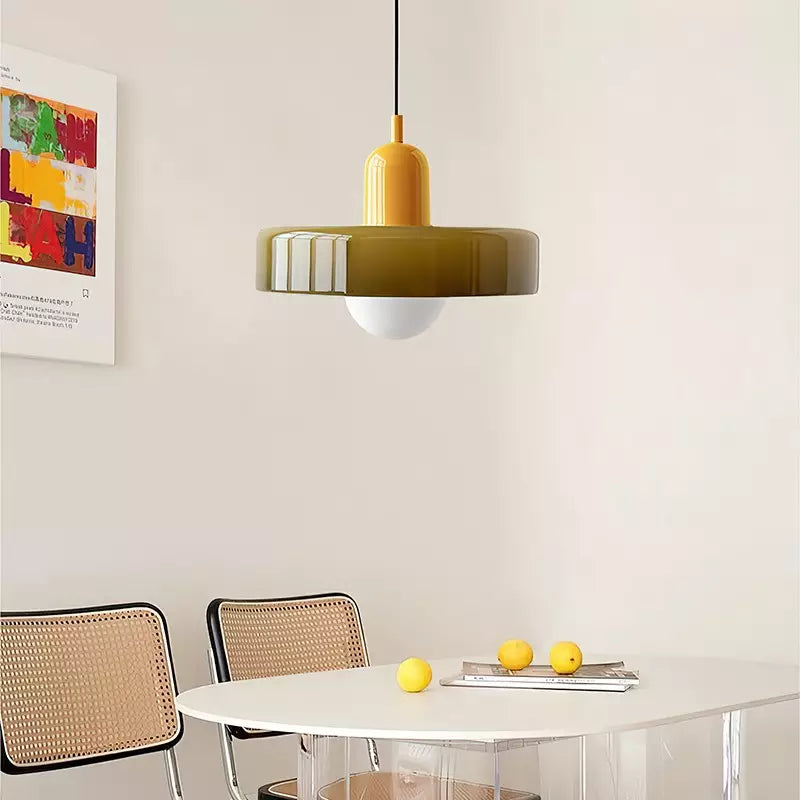 "Bauhaus-Stil Pendelleuchte aus Buntglas, LED-kompatibel, elegante Farben, moderne Deckenleuchte, warmes Lichtambiente."