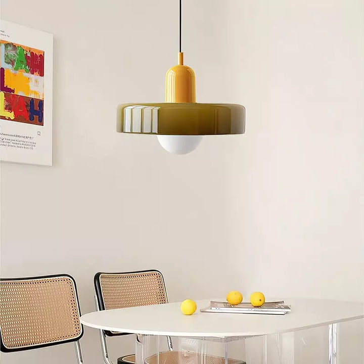 "Bauhaus-Stil Pendelleuchte aus Buntglas, LED-kompatibel, elegante Farben, moderne Deckenleuchte, warmes Lichtambiente."