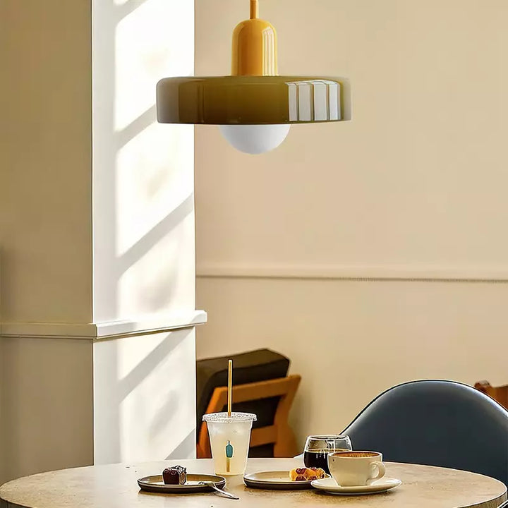 "Bauhaus-Stil Pendelleuchte aus Buntglas, LED-kompatibel, elegante Farben, moderne Deckenleuchte, warmes Lichtambiente."