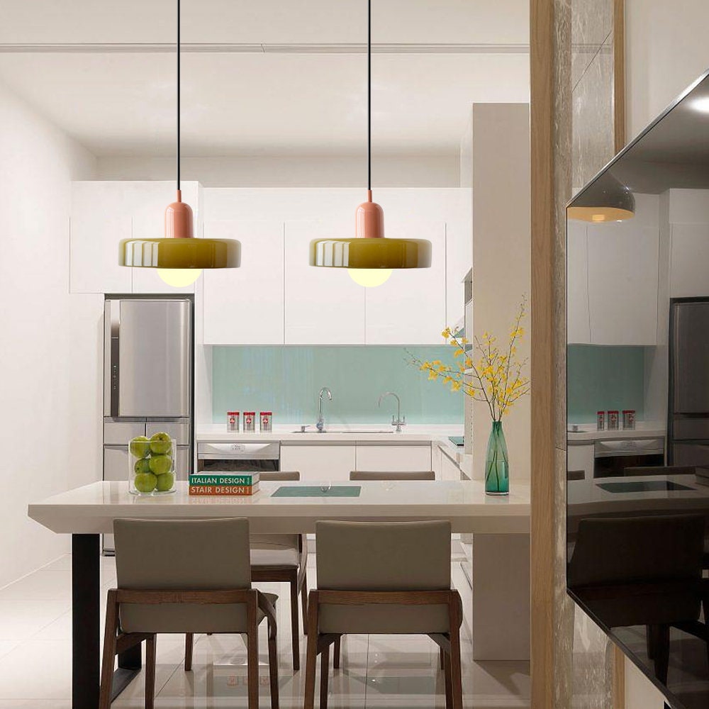 "Bauhaus-Stil Pendelleuchte aus Buntglas, LED-kompatibel, elegante Farben, moderne Deckenleuchte, warmes Lichtambiente."