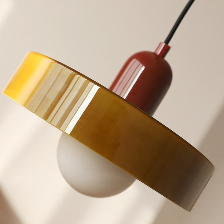 "Bauhaus-Stil Pendelleuchte aus Buntglas, LED-kompatibel, elegante Farben, moderne Deckenleuchte, warmes Lichtambiente."