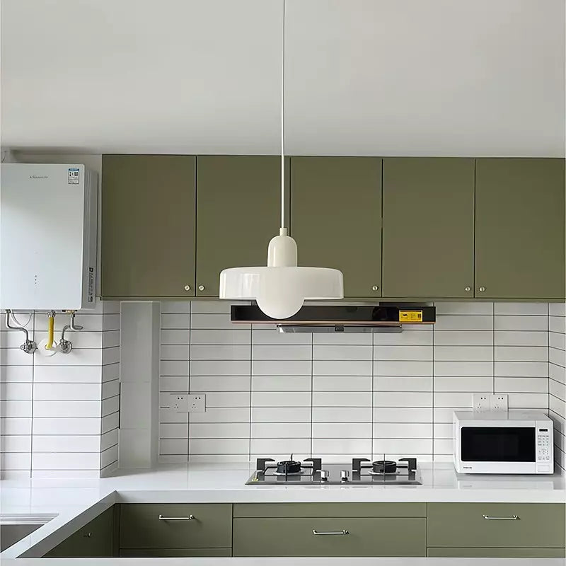 "Bauhaus-Stil Pendelleuchte aus Buntglas, LED-kompatibel, elegante Farben, moderne Deckenleuchte, warmes Lichtambiente."