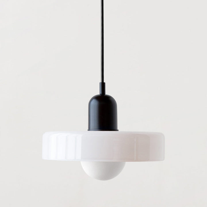 "Bauhaus-Stil Pendelleuchte aus Buntglas, LED-kompatibel, elegante Farben, moderne Deckenleuchte, warmes Lichtambiente."