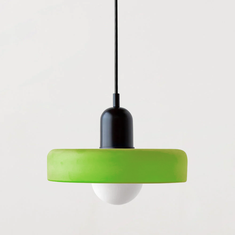 "Bauhaus-Stil Pendelleuchte aus Buntglas, LED-kompatibel, elegante Farben, moderne Deckenleuchte, warmes Lichtambiente."