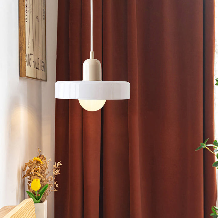 "Bauhaus-Stil Pendelleuchte aus Buntglas, LED-kompatibel, elegante Farben, moderne Deckenleuchte, warmes Lichtambiente."