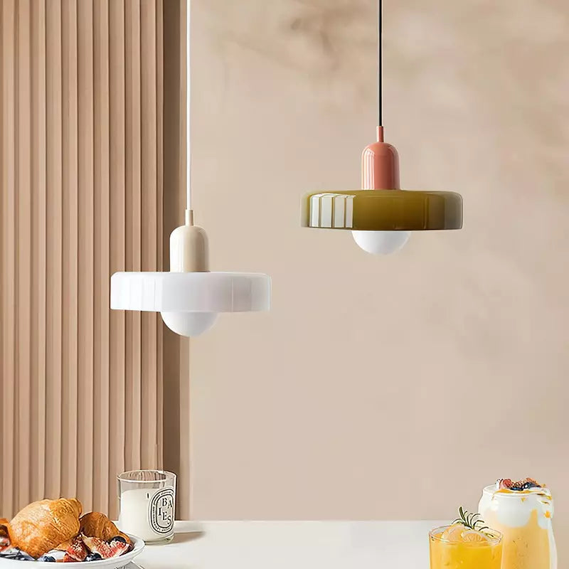 "Bauhaus-Stil Pendelleuchte aus Buntglas, LED-kompatibel, elegante Farben, moderne Deckenleuchte, warmes Lichtambiente."