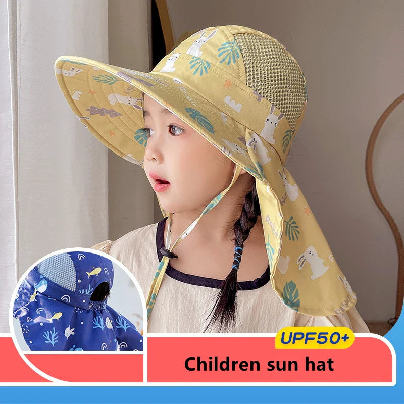 Beiger Kinder Sonnenhut mit UPF 50+, breiter Krempe und verstellbarem Kinnband für optimalen Sonnenschutz und Komfort.