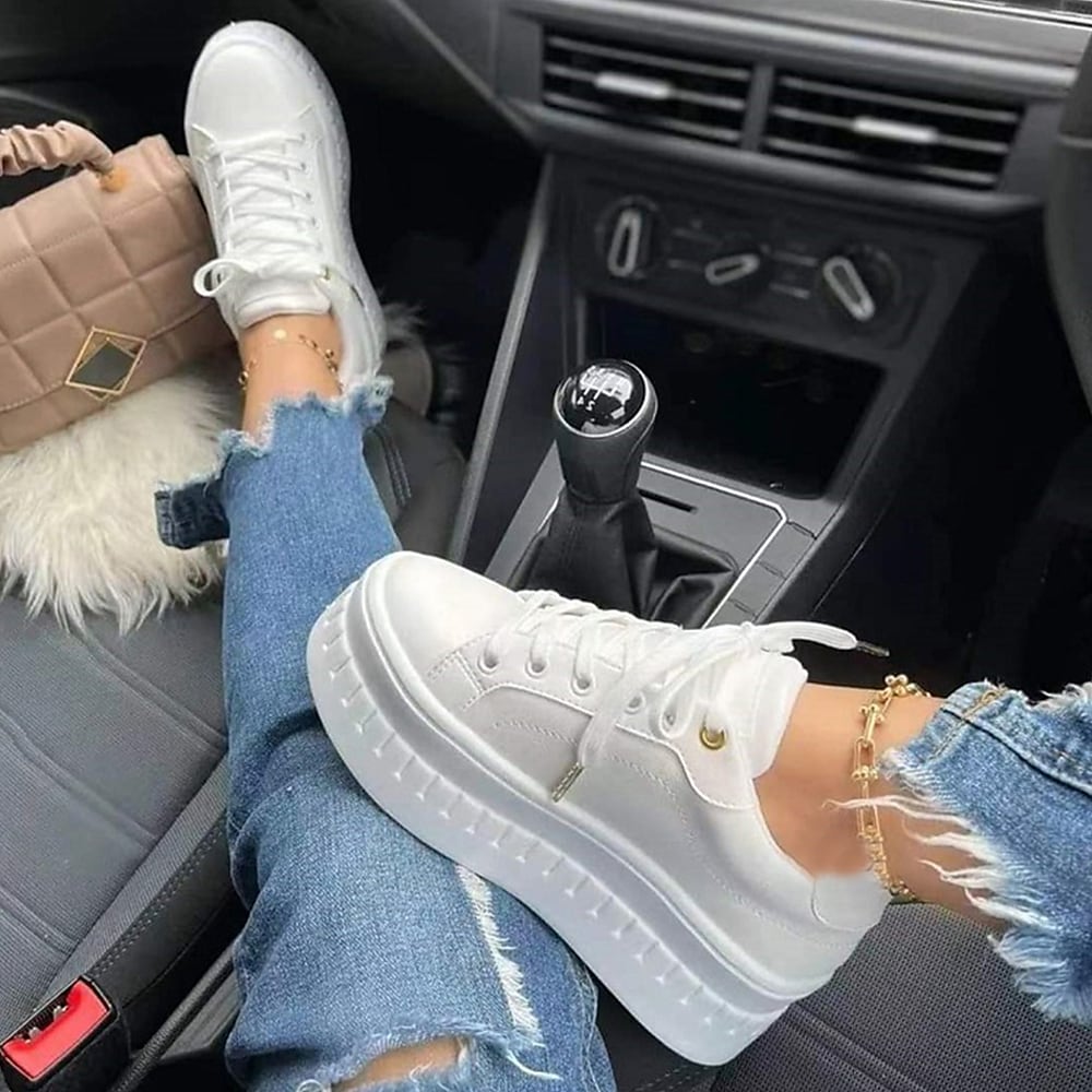 "Bequeme Damensneaker mit Plateau-Sohle, Schnürdesign in Weiß, moderne Optik für stilbewusste Frauen."