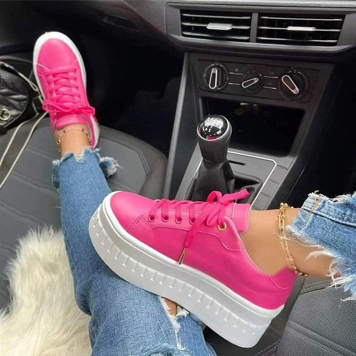 "Bequeme Damensneaker mit Plateau-Sohle, Schnürdesign in Weiß, moderne Optik für stilbewusste Frauen."