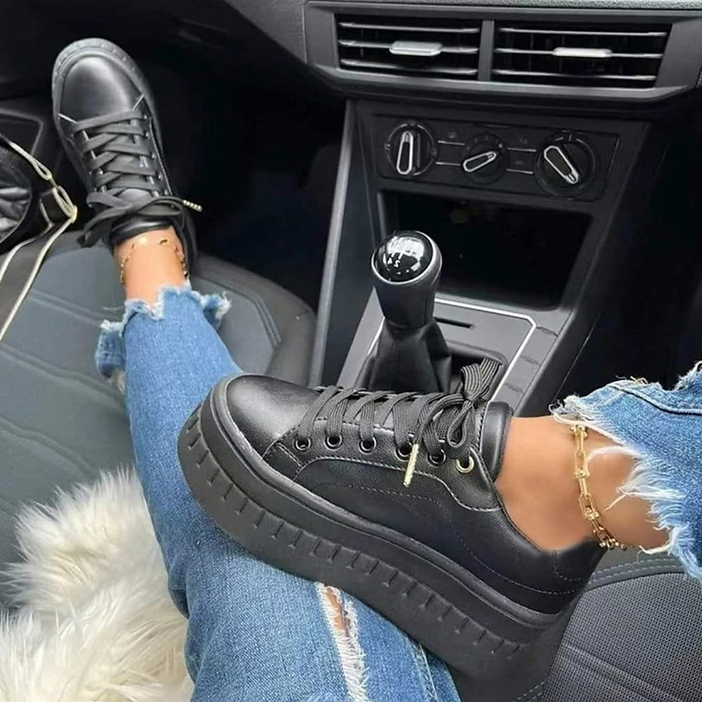"Bequeme Damensneaker mit Plateau-Sohle, Schnürdesign in Weiß, moderne Optik für stilbewusste Frauen."
