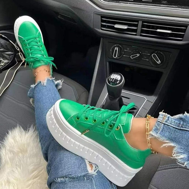 "Bequeme Damensneaker mit Plateau-Sohle, Schnürdesign in Weiß, moderne Optik für stilbewusste Frauen."