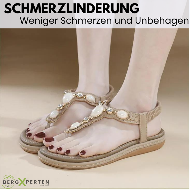 Bequeme, ergonomische Sandalen in Aprikose mit rutschfester Sohle zur Förderung der Fußgesundheit auf hellem Hintergrund.